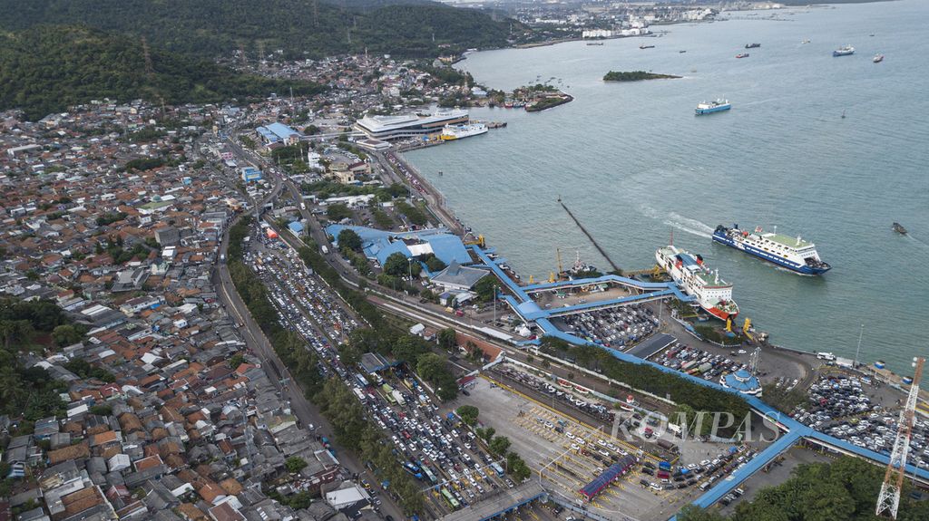 Foto udara pelabuhan penyeberangan Merak, Cilegon, Banten, yang dipadati kendaraan pemudik pada puncak arus mudik, Jumat (29/4/2022) pagi. 