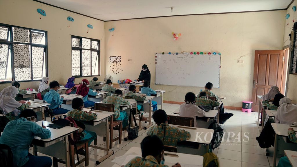 Ibu guru Rita dalam pembelajaran tatap muka kelas V di SD Negeri Satria Mekar 02, Kecamatan Tambun Utara, Kabupaten Bekasi, Jawa Barat, Kamis (25/11/2021). 