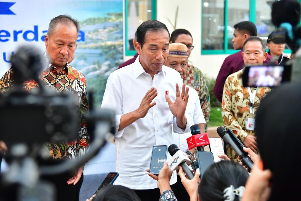 Presiden Joko Widodo ketika memberikan keterangan pers di Batang, Jawa Tengah, Jumat (26/7/2024).