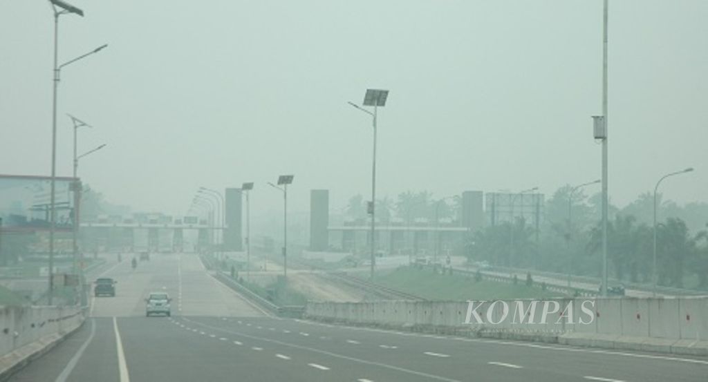 Kabut asap menyelimuti kawasan Bandara Internasional Kualanamu di Deli Serdang, Sumatera Utara, Kamis (3/9/15) menyebabkan jarak pandang hanya 600 meter hingga 1.000 meter. Hari itu puluhan penerbangan dibatalkan karena cuaca dan alasan operasional.