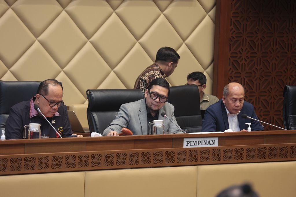 Ketua Komisi II DPR Ahamad Doli Kurnia (tengah), didampingi Wakil Ketua Komisi II Junimart Girsang (kiri), dan Saan Muatopa memimpin rapat dengar pendapat dengan Menteri Dalam Negeri, KPU, Bawaslu, dan DKPP di Kompleks Parlemen, Senayan, Jakarta, Rabu (11/1/2023). 
