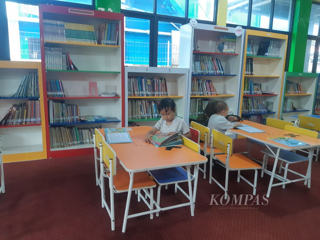 Seorang anak membaca buku di Perpustakaan 400 Kota Cirebon, Jawa Barat, Selasa (17/1/2023). 