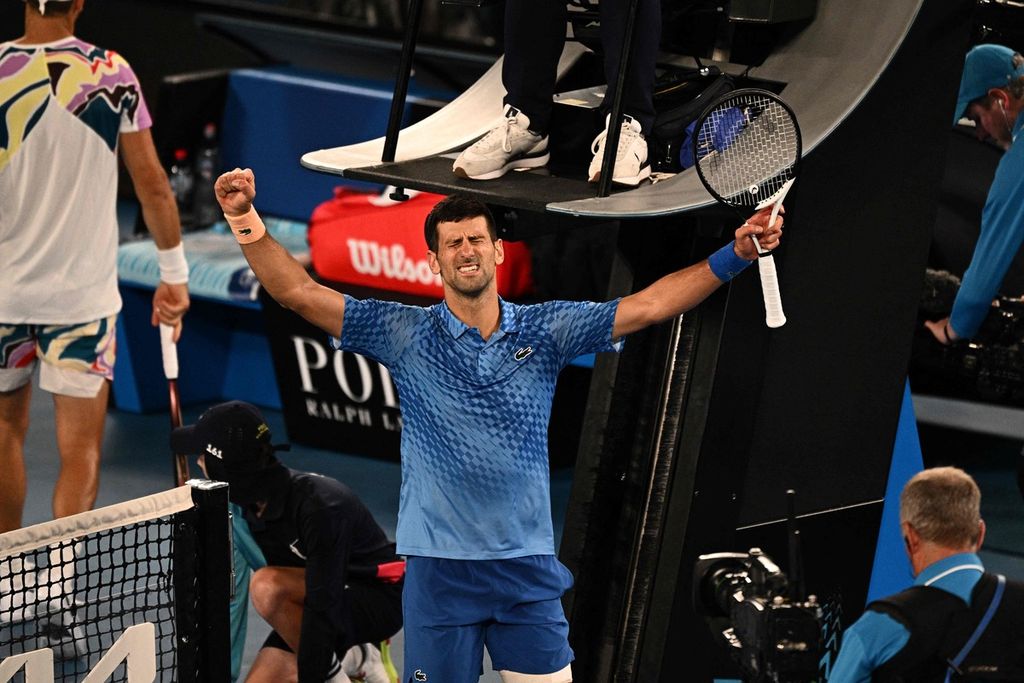Petenis Serbia'Novak Djokovic merayakan kemenangan atas petenis Bulgaria Grigor Dimitrov pada babak ketiga Australia Terbuka di Rod Laver Arena, Melbourne, Sabtu (21/1/2023). Djokovic menang dengan skor 7-6 (7), 6-3, 6-4. 