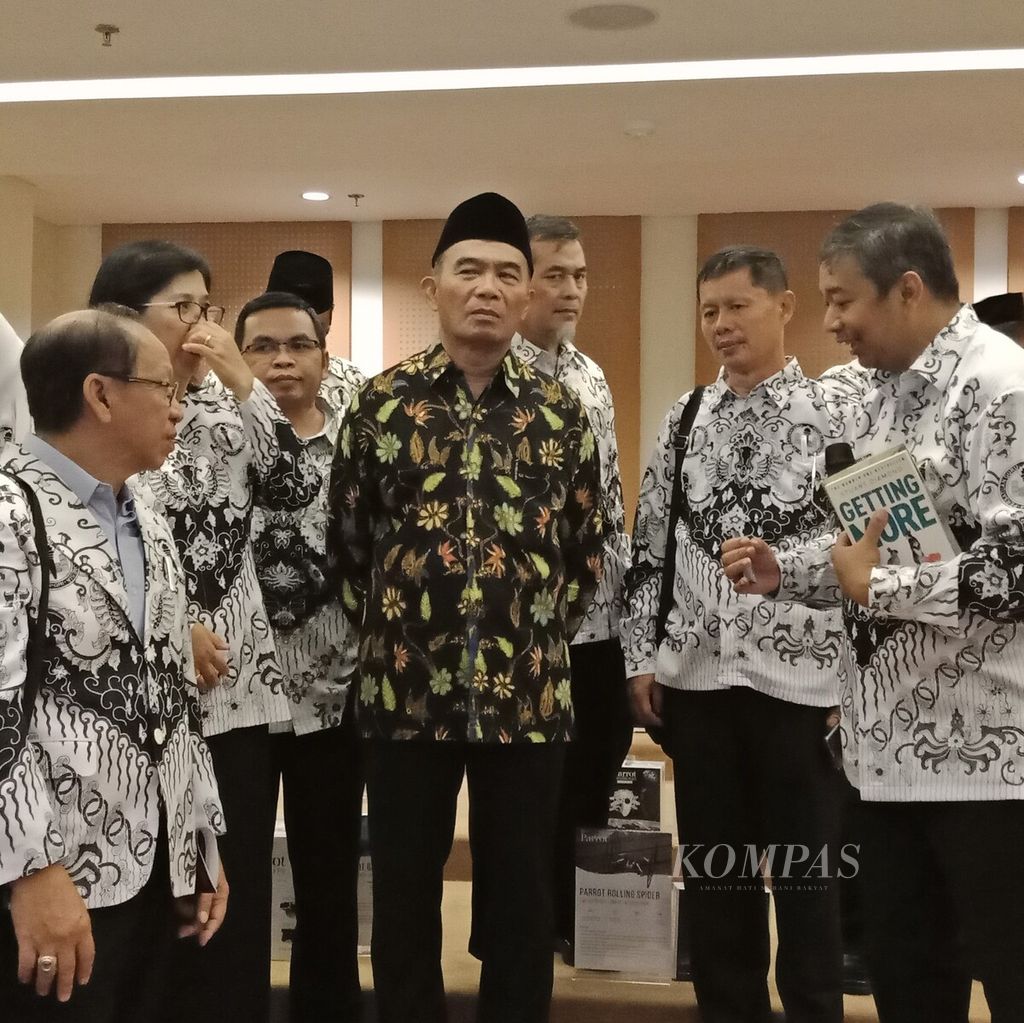 Muhadjir Effendy saat menjabat Menteri Pendidikan dan Kebudayaan mengunjungi Gedung Guru Persatuan Guru Republik Indonesia (PGRI) di Jakarta. PGRI mendukung tata kelola guru oleh pemerintah pusat.
