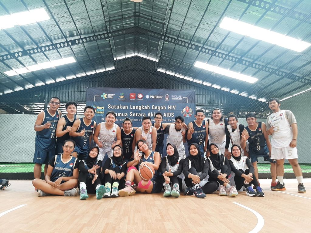 Sejumlah pemain dalam acara bertajuk Ekshibisi Bola Basket Inklusi Sosial Orang dengan HIV (ODHIV) di PlayField Court Palmerah, Jakarta, Minggu (27/11/2022).