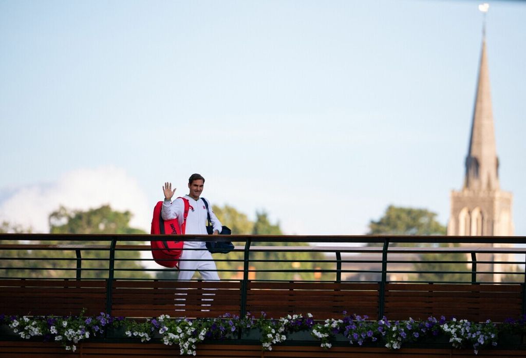 Dokumentasi 2021 ini memperlihatkan petenis Swiss, Roger Federer, melambaikan tangan perpisahan setelah dikalahkan Hubert Hurkacz (Polandia) pada perempat final tunggal putra Wimbledon di London, Inggris, Rabu (7/7/2021). Federer mengumumkan akan pensiun. 