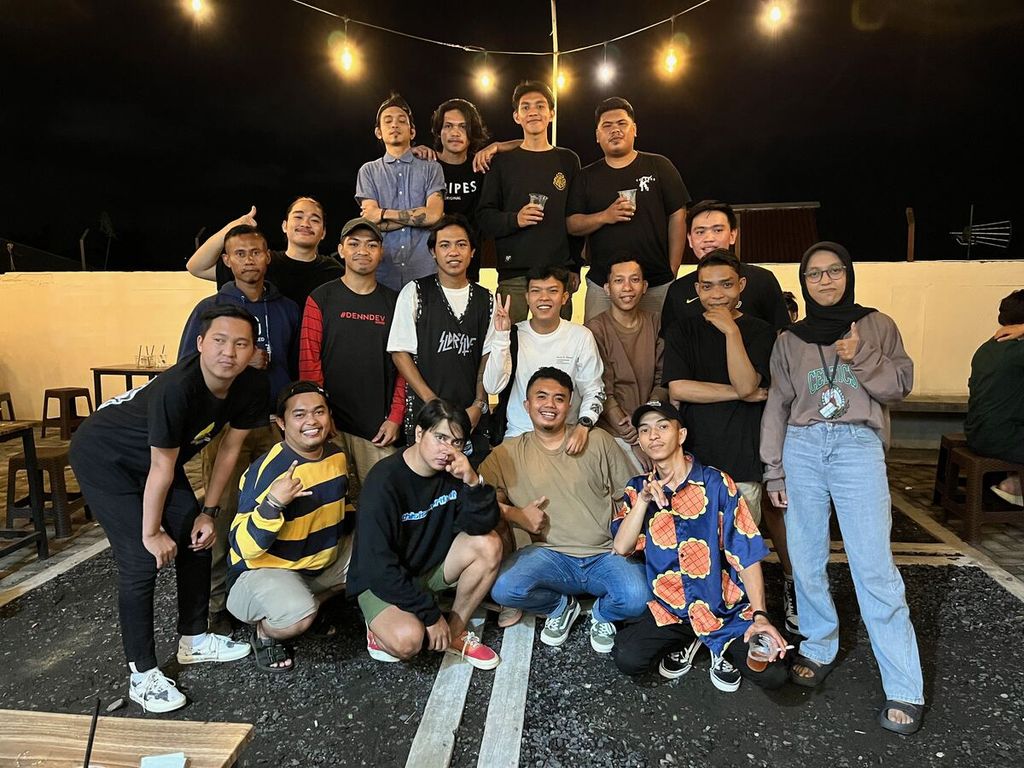 Para komika anggota Standup Indo Manado berpose setelah menggelar acara <i>open mic</i> di Manado, Sulawesi Utara, Jumat (7/10/2022).