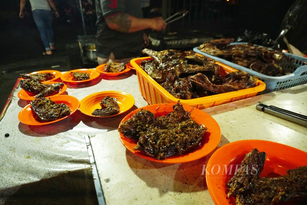 Piring-piring berisi rahang tuna bakar siap dihidangkan di Rumah Makan Chit Chat, Manado, Sulawesi Utara, Sabtu (9/12/2023). Meski menyediakan berbagai jenis ikan, spesialisasi rumah makan tersebut adalah rahang tuna bakar.
