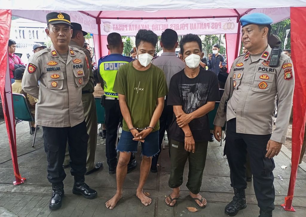 J (26) dan AB (49), pelaku juru parkir liar di kawasan Masjid Istiqlal, ditahan polisi, Senin (13/5/2024). Dua juri parkir itu menjadi pembicara warganet saat mematok tarif parkir sebesar Rp 150.000.