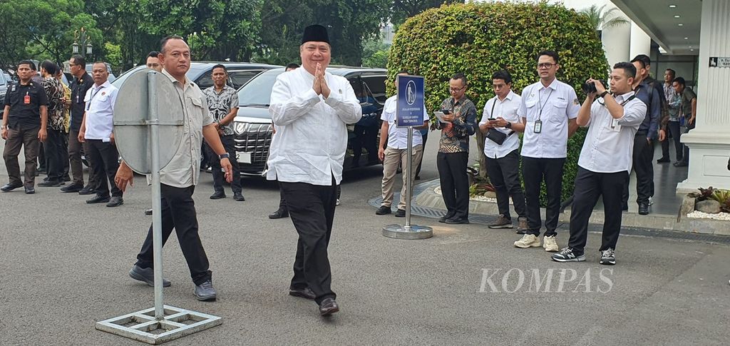 Menteri Koordinator Bidang Perekonomian Airlangga Hartarto tiba di Kompleks Istana Kepresidenan, Jakarta, Kamis (28/3/2024), untuk menghadiri buka puasa bersama Presiden Joko Widodo dan Wapres Maruf Amin.