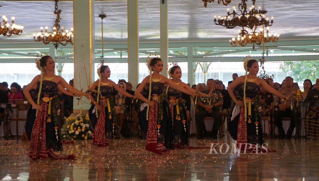 Tari Bedhaya Anglir Mendung ditampilkan sejumlah penari dalam peringatan ke-2 kenaikan takhta Pemimpin Pura Mangkunegaran KGPAA Mangkunegara X, di Pura Mangkunegaran, Kota Surakarta, Jawa Tengah, Senin (19/2/2024). 