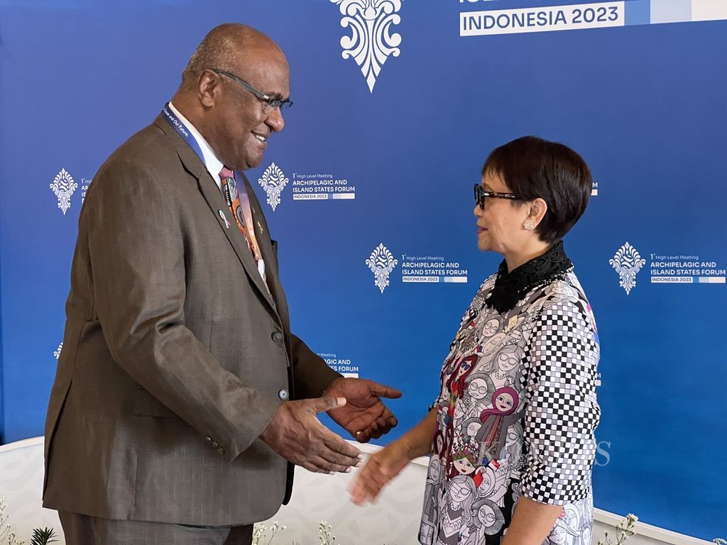 Menteri Luar Negeri Retno Marsudi (kanan) berbincang dengan Wakil Perdana Menteri Fiji Manoa Seru Nakusabaria Kamikamica (kiri) di sela-sela Pertemuan TIngkat Menteri ke-5 Negara-negara Kepulauan dan Pulau Kecil (AIS Forum) di Nusa Dua, Bali, Selasa (10/10/2023). 