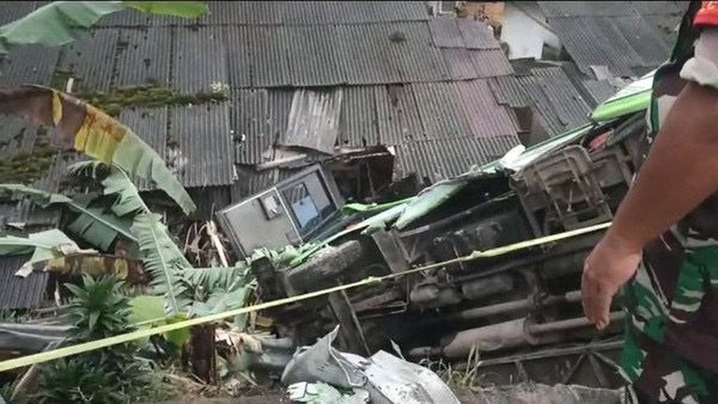 Bus pariwisata mengalami kecelakaan tunggal di Kampung Citeko Panjang, Desa Citeko, Kecamatan Cisarua, Kabupaten Bogor, Jawa Barat, Sabtu (3/8/2024) pagi.