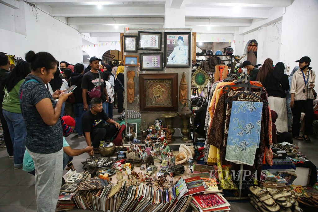Selain kuliner, Pasar Kangen Jogja 2023 juga menawarkan beragam barang antik dari pedagang klitikan di Pasar Kangen 2023 di Taman Budaya Yogyakarta, Kota Yogyakarta, Rabu (2/8/2023) malam. 