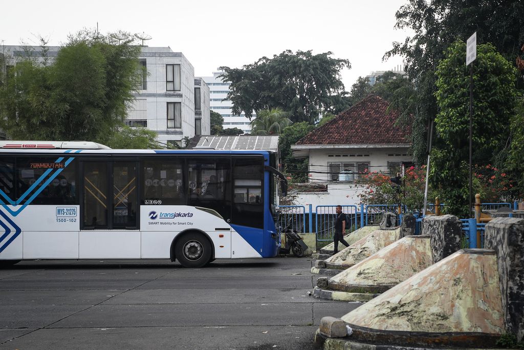 Sebuah bus Transjakarta memasuki kawasan Terminal Blok M, Jakarta Selatan, Kamis (4/5/2023). 