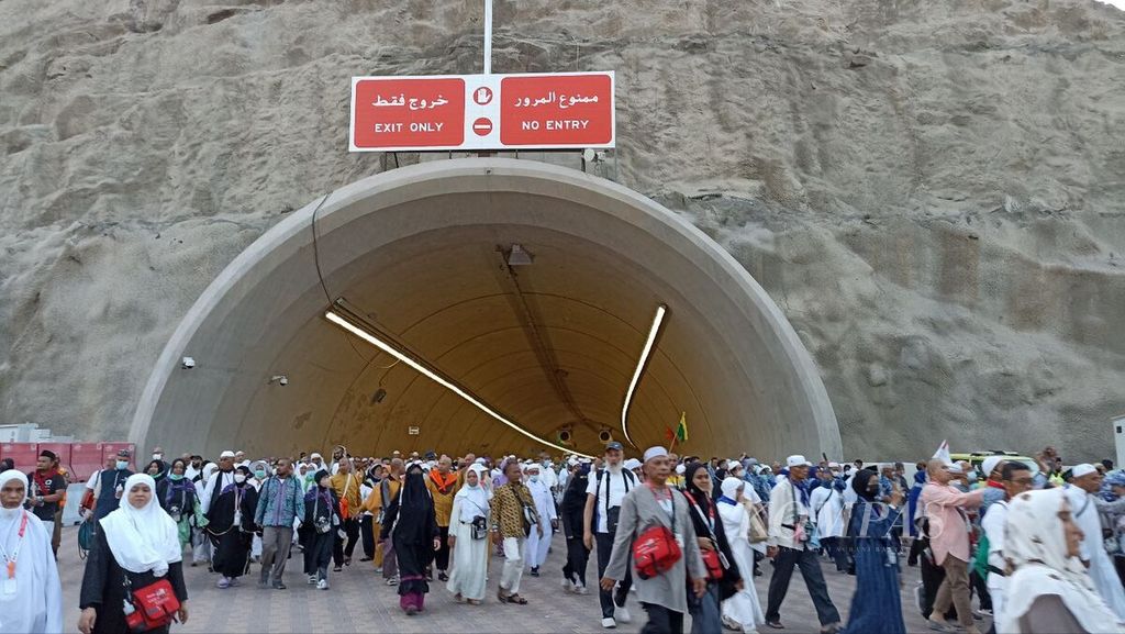 Para anggota jemaah haji keluar dari terowongan untuk menuju lokasi melempar jumrah (jamarat) di Mina, Arab Saudi, Senin (11/7/2022) pagi. 