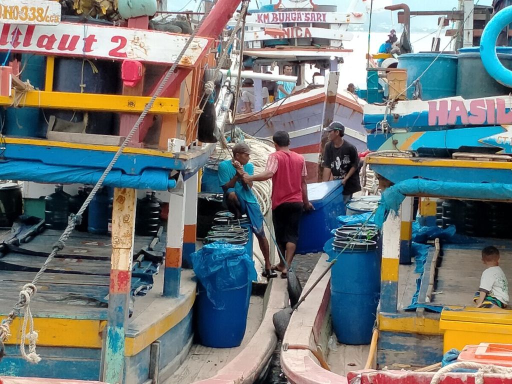 Nelayan di kawasan Gudang Lelang, Kecamatan Bumi Waras, Bandar Lampung, seusai melaut, Kamis (16/1/2020).