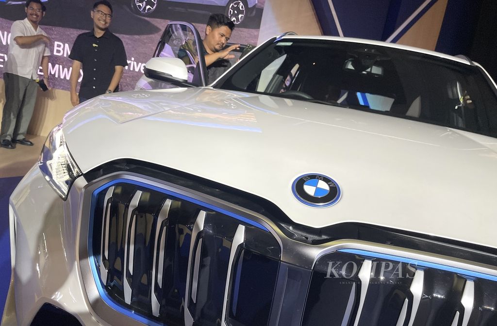 Aksen biru tersemat di beberapa bagian mobil BMW iX1 eDrive 20 yang diluncurkan pada Jumat (2/2/2024) di Jakarta. Model ini merupakan varian listrik dari mobil bermesin bakar BMW X1.