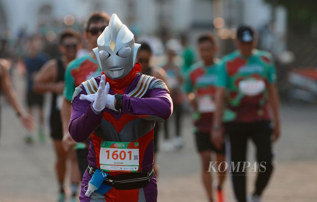 Peserta mengenakan kostum Ultraman saat memeriahkan ajang lari Bank Jateng Friendship Run di Gedung Lawang Sewu, Kota Semarang, Jawa Tengah, Minggu (25/6/2023). 