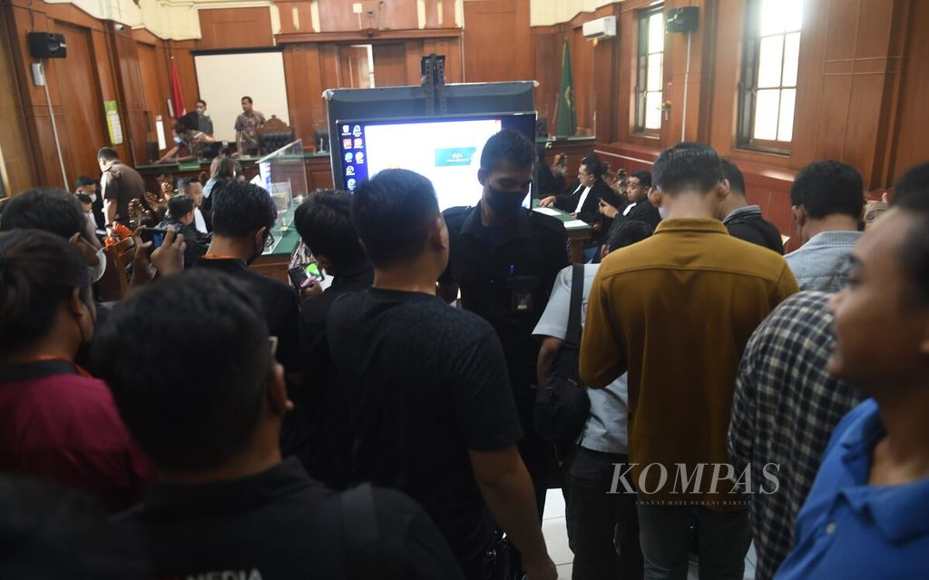 Wartawan memenuhi ruang sidang lanjutan kasus Tragedi Kanjuruhan yang menghadirkan terdakwa Ketua Panpel Arema FC Abdul Haris dan Security Officer Suko Sutrisno di Pengadilan Negeri Surabaya, Jawa Timur, Kamis (19/1/2023). 