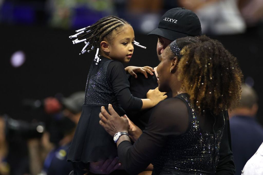 Petenis Amerika Serikat Serena Williams disambut putrinya, Alexis Olympia Ohanian, seusai mengalahkan Danka Kovinic (Montenegro) pada babak pertama tunggal putri Grand Slam AS Terbuka di Pusat Tenis AS Billie Jean King, New York, Senin (29/8/2022) malam waktu setempat.