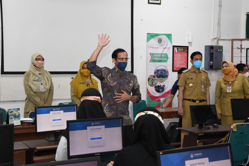 Mendikbudristek Nadiem Anwar Makarim memantau pelaksaan tes ASN PPPK yang diikuti guru honorer di sekolah negeri di Solo, September 2021. 