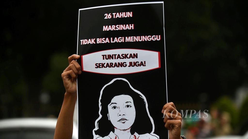 Sejumlah aktivis mengikuti Aksi Kamisan ke-585 yang berlangsung di seberang Istana Merdeka, Jakarta, Kamis (9/5/2019). Aksi Kamisan tersebut mengusung tema peringatan 26 tahun kasus Marsinah yang belum terungkap.