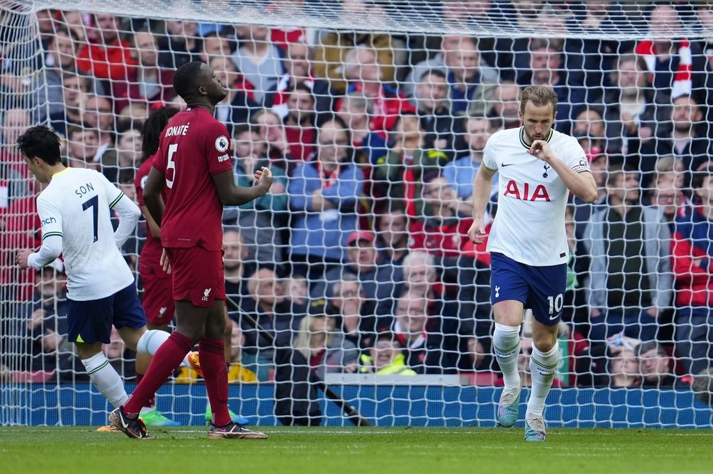 Pemain Tottenham Hotspur Harry Kane (kanan) merayakan golnya ke gawang Liverpool pada laga Liga Inggris di Stadion Anfield, Liverpool, Minggu (30/4/2023) dini hari. Liverpool memenangi laga dengan skor 4-3.