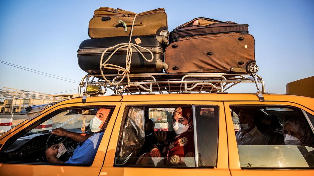Sopir taksi mengangkut pengungsi Palestian yang akan menyeberang menuju Mesir dari perbatasan Rafah di Jalur Gaza, Minggu (27/9/2020).