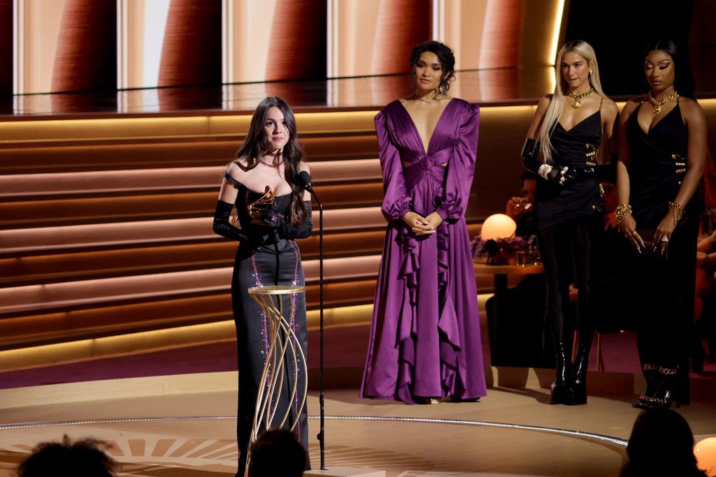 Olivia Rodrigo menerima penghargaan Grammy Awards kategori Artis Pendatang Baru Terbaik yang diserahkan oleh Dua Lipa dan and Megan Thee Stallion. Acara Grammy Awards berlangsung MGM Grand Garden Arena, Las Vegas, AS, Minggu (3/4/2022) waktu setempat.