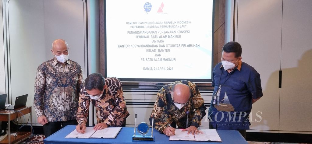  Penandatanganan disaksikan oleh CEO PT Batu Alam Makmur Herry Defjan (kiri) dan  Direktur Kepelabuhanan Kelas I Banten Subagyo (kanan).  
