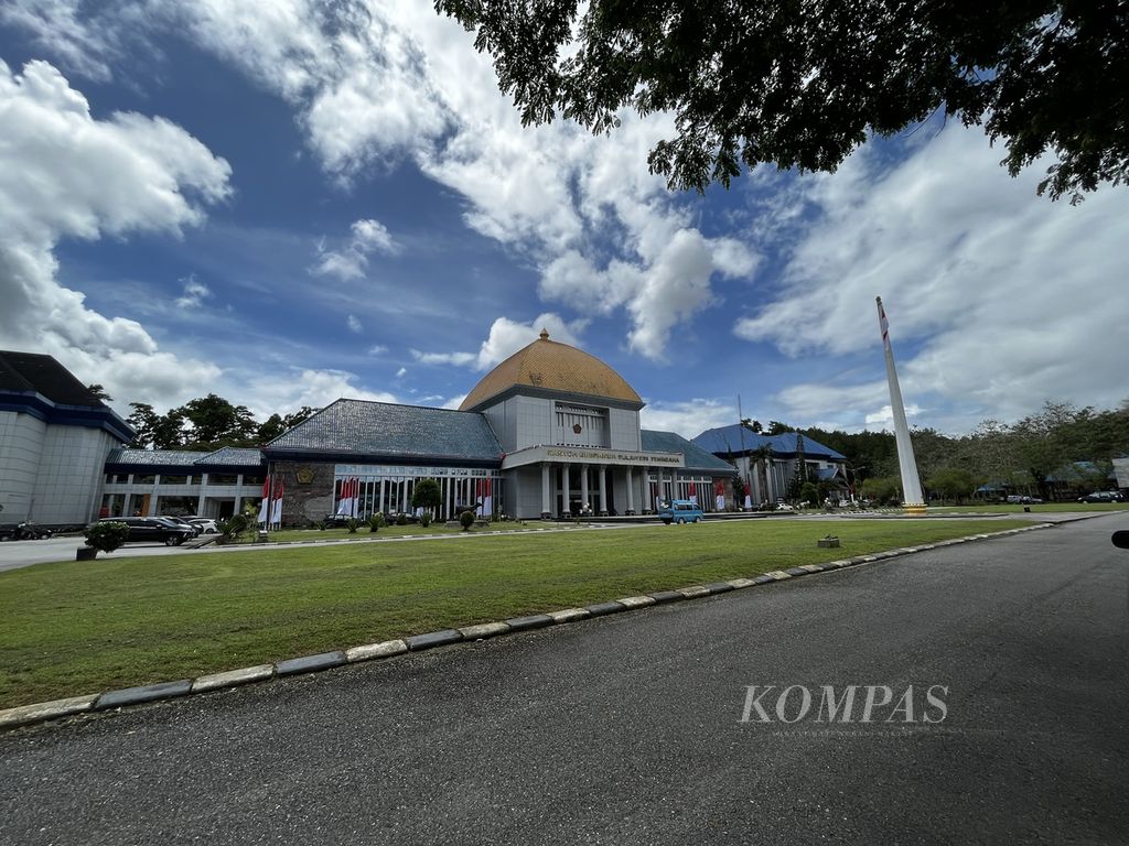 Kantor Gubernur Sulawesi Tenggara di Kendari, seperti terlihat Jumat (2/9/2022), yang masih sangat layak dan baik. Pemprov Sultra membangun gedung setinggi 22 lantai senilai Rp 400 miliar di tengah berbagai kebutuhan infrastruktur dasar masyarakat.