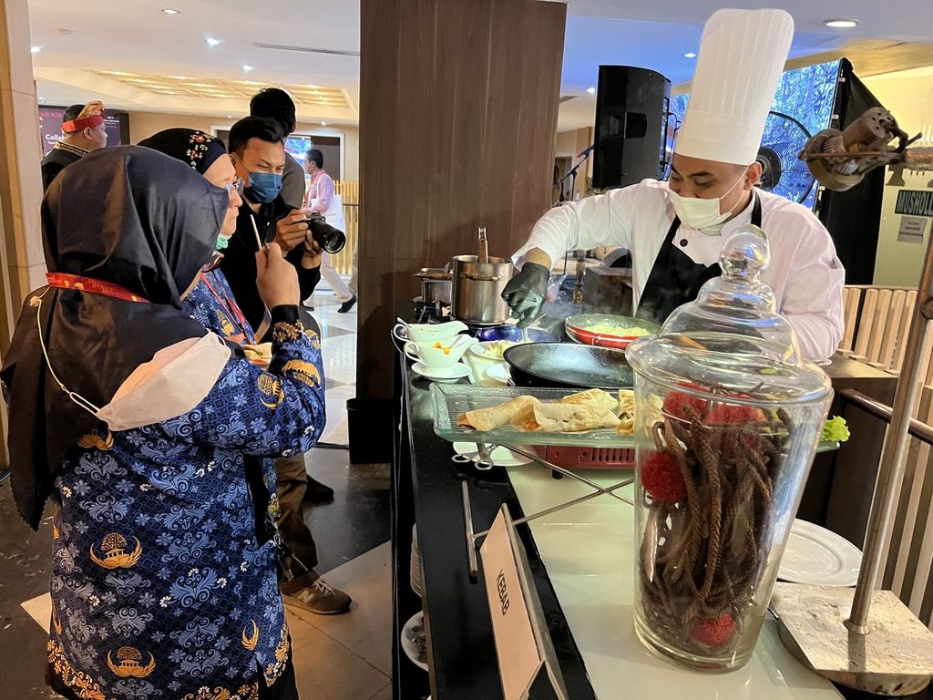 Pengunnjung Santika Fair B2B for Corporate, Goverment & Travel Agent 2023 digelar di Hotel Santika Pandegiling Surabaya, Selasa (17/1/2023), dan berlangsung hingga Rabu (18/1/2023), untuk menjaring pasar setelah pandemi Covid-19 berlalu. Pengunjung juga dapat menikmati seluruh kuliner unggulan Santika Group.