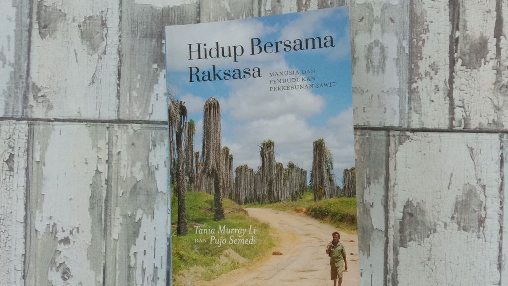 Halaman muka buku berjudul <i>Hidup Bersama Raksasa: Manusia dan Pendudukan Perkebunan Sawit</i>