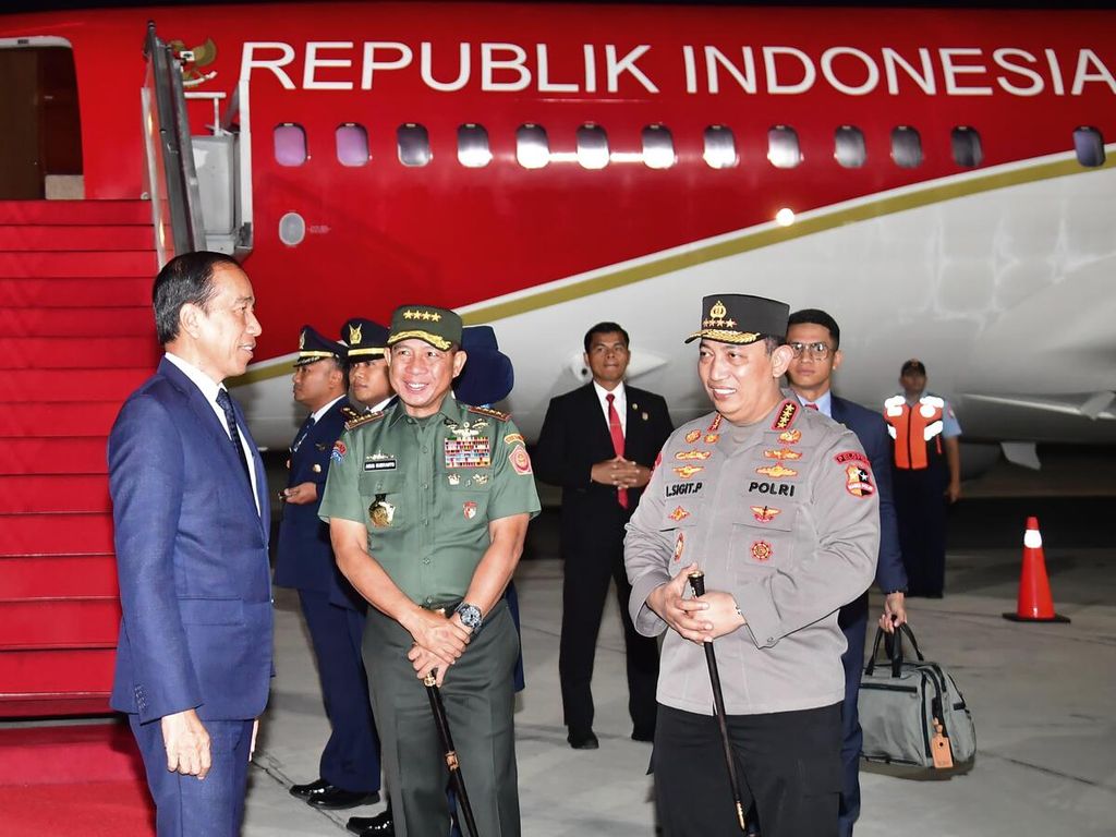 Presiden Joko Widodo tiba di Pangkalan TNI AU Halim Perdanakusuma, Jakarta Timur, Kamis (18/7/2024) pukul 04.15 WIB, seusai lawatan di Uni Emirat Arab (UEA). Panglima TNI Jenderal Agus Subiyanto dan Kepala Polri Jenderal (Pol) Listyo Sigit Prabowo menyambut kedatangan Presiden.