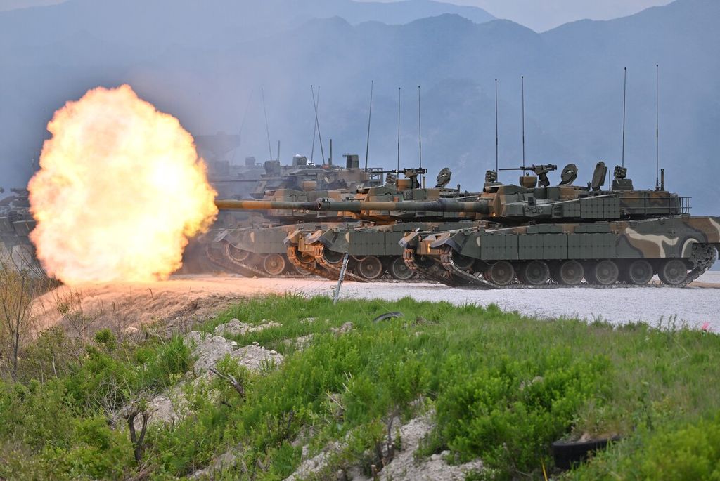 Tank K-2 buatan Korea Selatan ditembakkan selama latihan militer gabungan Korsel-AS di Lapangan Pelatihan Kebakaran Seungjin di Pocheon, 25 Mei 2023.