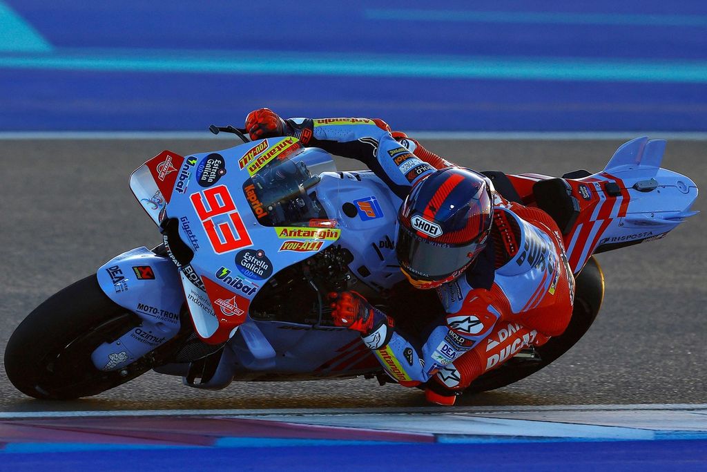 Pebalap tim Gresini Racing Marc Marquez memacu motornya pada hari pertama tes pramusim MotoGP di Sirkuit Lusail, Doha, Qatar, Senin (19/2/2024).