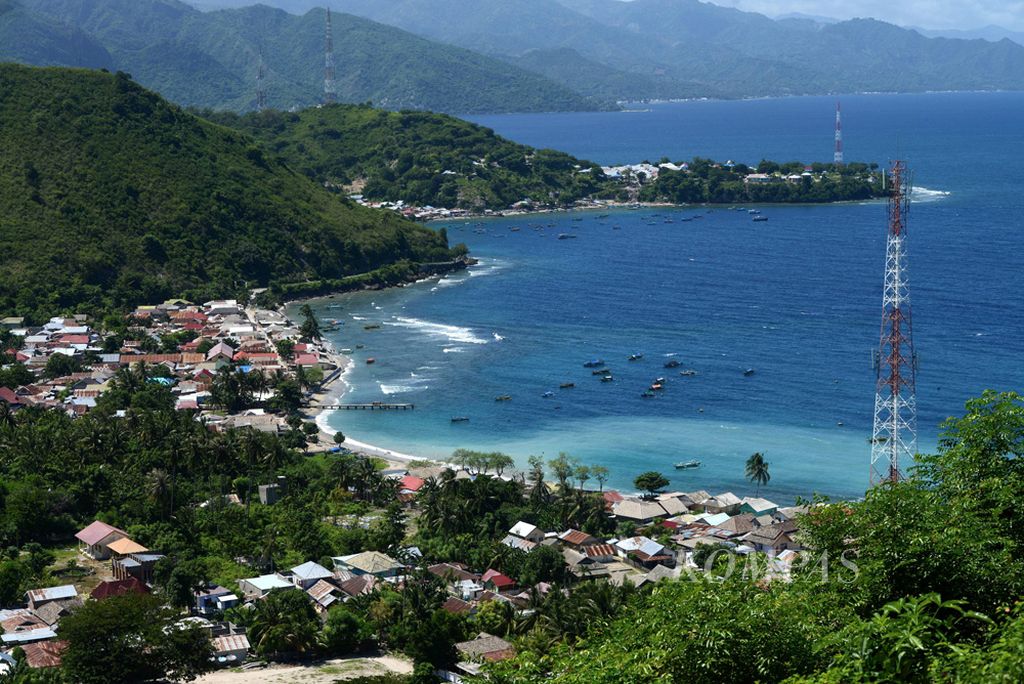Kawasan pesisir Gorontalo yang menghadap Teluk Tomini.