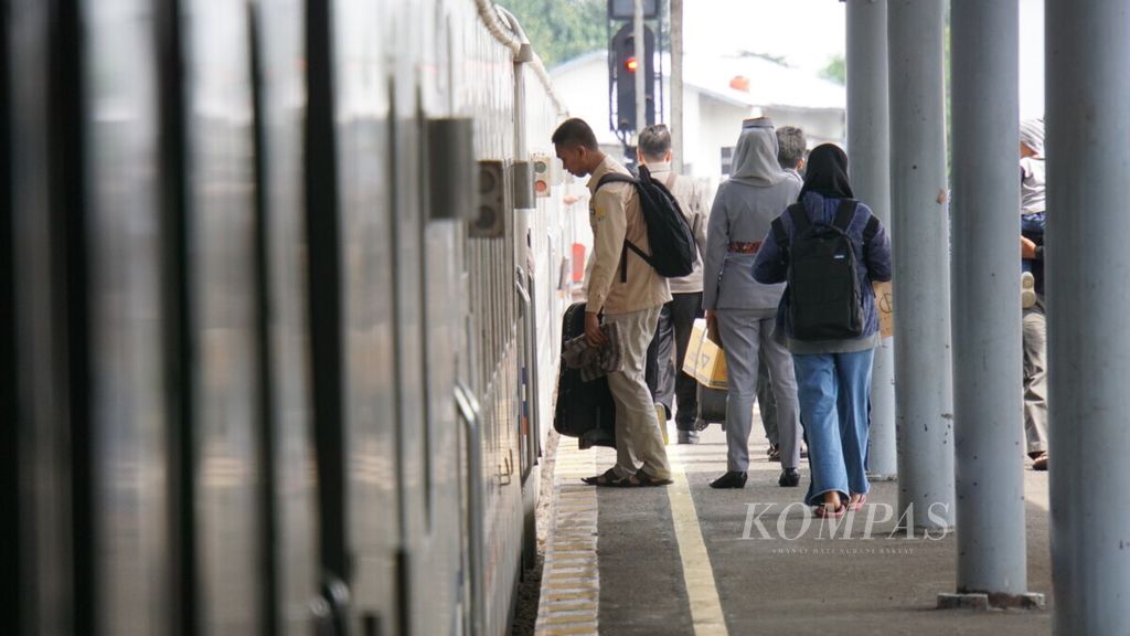 Seorang penumpang akan memasuki gerbong kereta api pada masa mudik Lebaran, di Stasiun Yogyakarta, Yogyakarta, Jumat (31/5/2019).