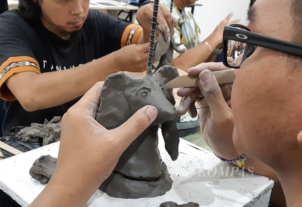 Participants of the sculpture, painting, and carving workshop carved clay sculptures at the National Gallery in Jakarta on Saturday (27/7/2024). This workshop is part of the exhibition "Sculpture and Activism: Dolorosa Sinaga and Budi Santoso". The exhibition runs until August 19, 2024.