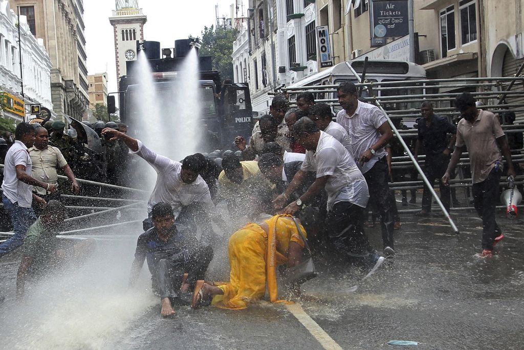 Polisi menggunakan penyemprot air untuk membubarkan petani yang berunjuk rasa menuntut pengunduran diri Presiden Sri Lanka Gotabaya Rajapaksa, di Colombo, Rabu (6/7/2022). 