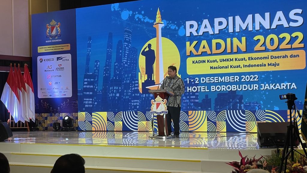 Menteri Koordinator Bidang Perekonomian Airlangga Hartarto dalam penutupan Rapat Pimpinan Nasional Kamar Dagang dan Industri (Kadin) Indonesia 2022 di Jakarta, Jumat (2/12/2022). 