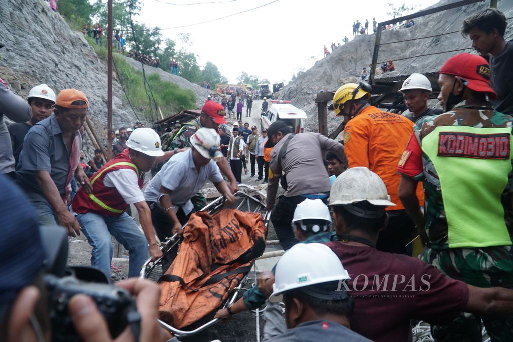 Tim SAR gabungan, Jumat (9/12/2022) sekitar pukul 17.50, mengevakuasi korban terakhir dalam kejadian ledakan di lubang tambang batubara di PT Nusa Alam Lestari di Desa Salak, Kecamatan Talawi, Kota Sawahlunto, Sumatera Barat. 
