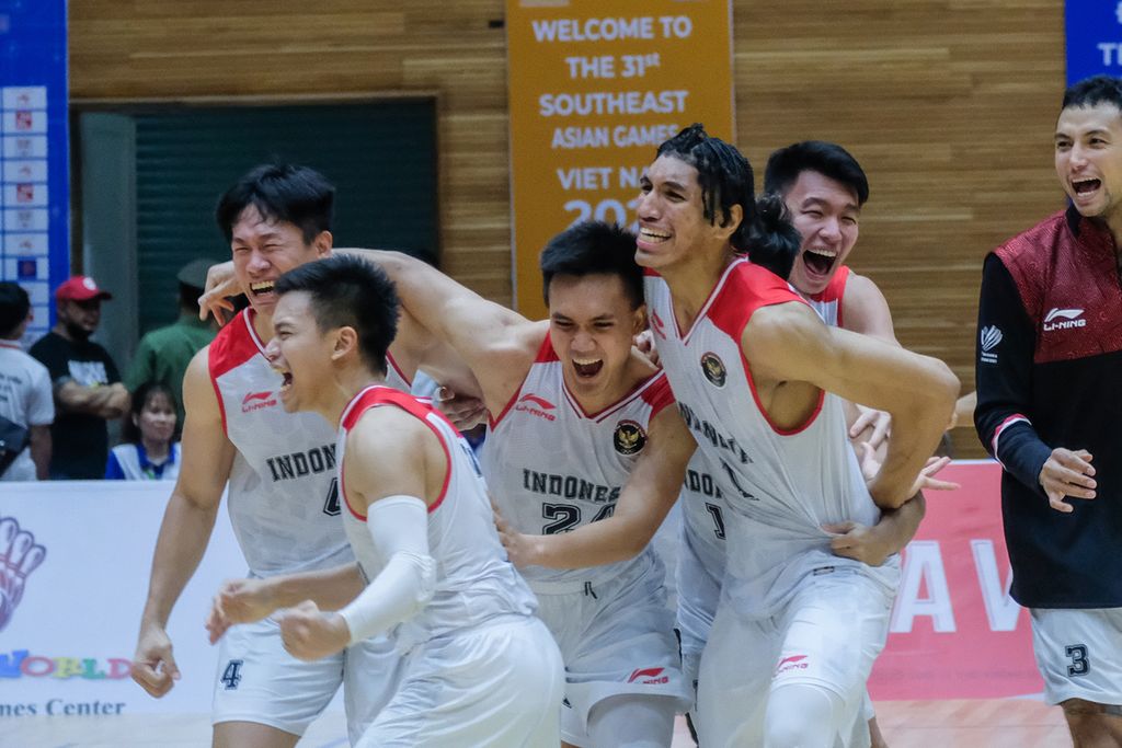 Players of the Indonesian national basketball team celebrate after winning the gold at the 2021 Vietnam SEA Games at the Thanh Tri Indoor Stadium, Hanoi, on Sunday (22/5/2022). Indonesia won in the decisive match over the Philippines 85-81.