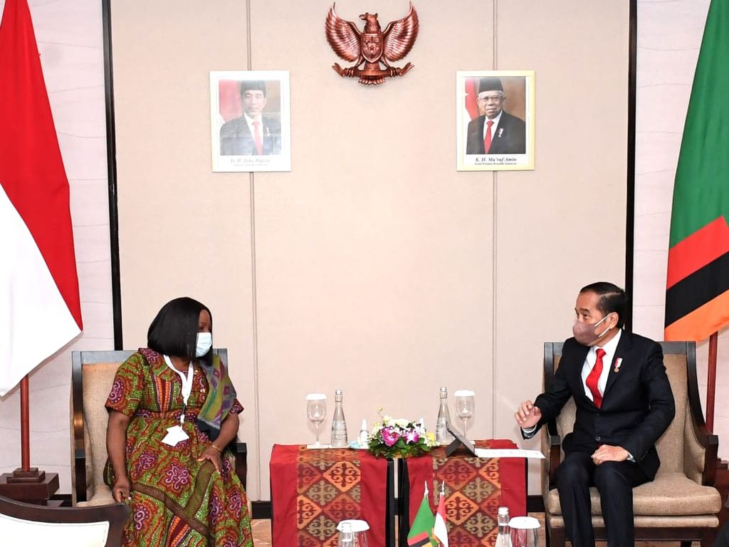 Presiden Joko Widodo menerima kunjungan kehormatan dan bertemu Wakil Presiden Zambia WK Mutale Nalumango setelah menghadiri pembukaan The 7th Global Platform for Disaster Risk Reduction 2022 di Bali Nusa Dua Convention Center, Kabupaten Badung, Bali, Rabu (25/5/2022).