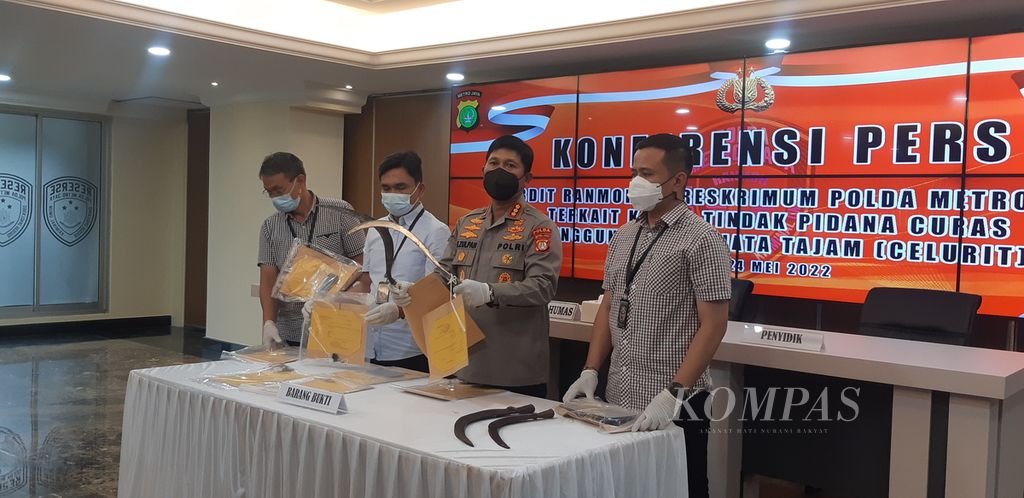 Polda Metro Jaya menunjukkan bukti senjata tajam yang digunakan pelaku begal di kawasan Bekasi, Jawa Barat, dalam rilis di Jakarta, Selasa (24/5/2022).