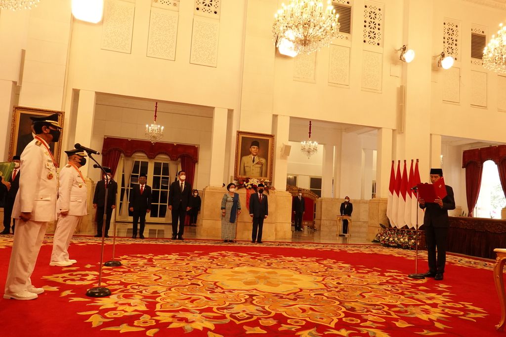 Presiden Joko Widodo resmi mendiktekan penggalan sumpah jabatan ketika melantik pasangan Gubernur dan Wakil Gubernur Daerah Istimewa Yogyakarta (DIY) terpilih masa jabatan tahun 2022-2027 di Istana Negara, Jakarta, Senin, 10 Oktober 2022. 