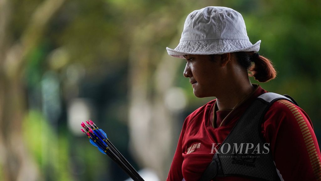 Atlet nasional panahan, Rezza Octavia, berlatih di pelatnas cabang panahan di Lapangan Panahan Senayan Kompleks Gelora Bung Karno, Jakarta, Jumat (29/4/2022). 