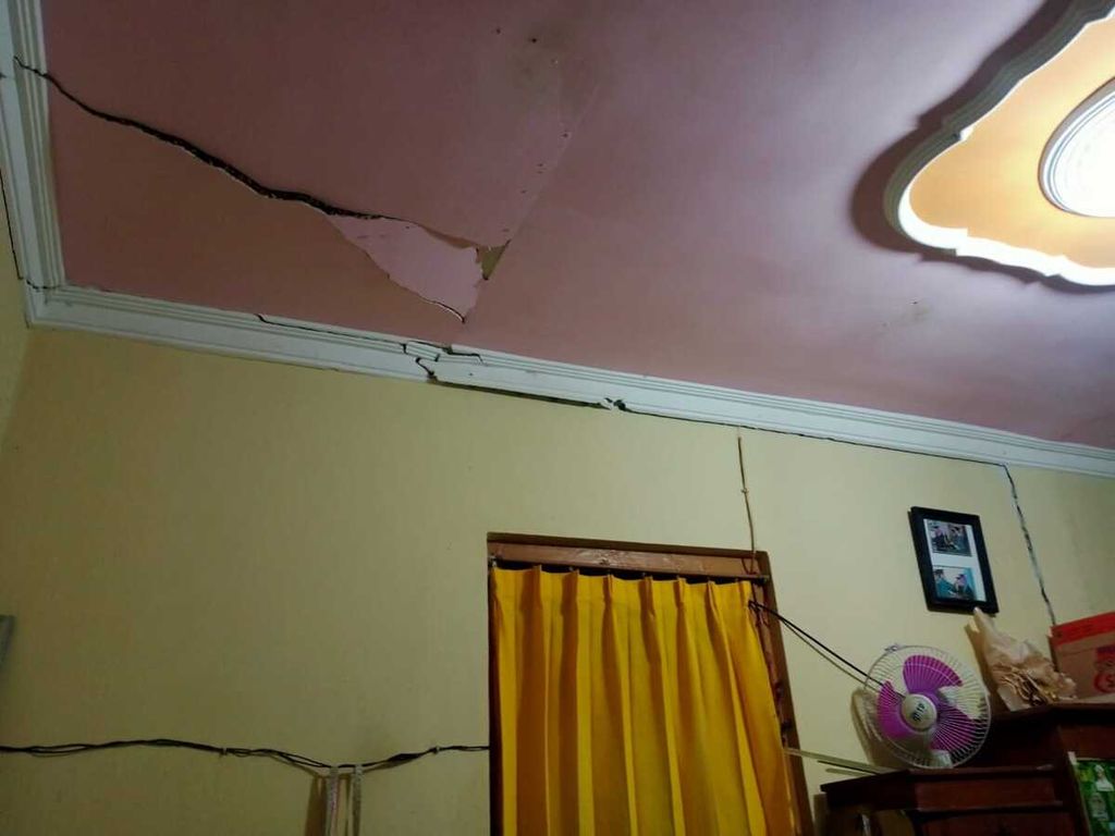 Kondisi langit-langir rumah rusak akibat gempa bumi di Wonosobo, Jawa Tengah, Jumat (30/6/2023) malam.