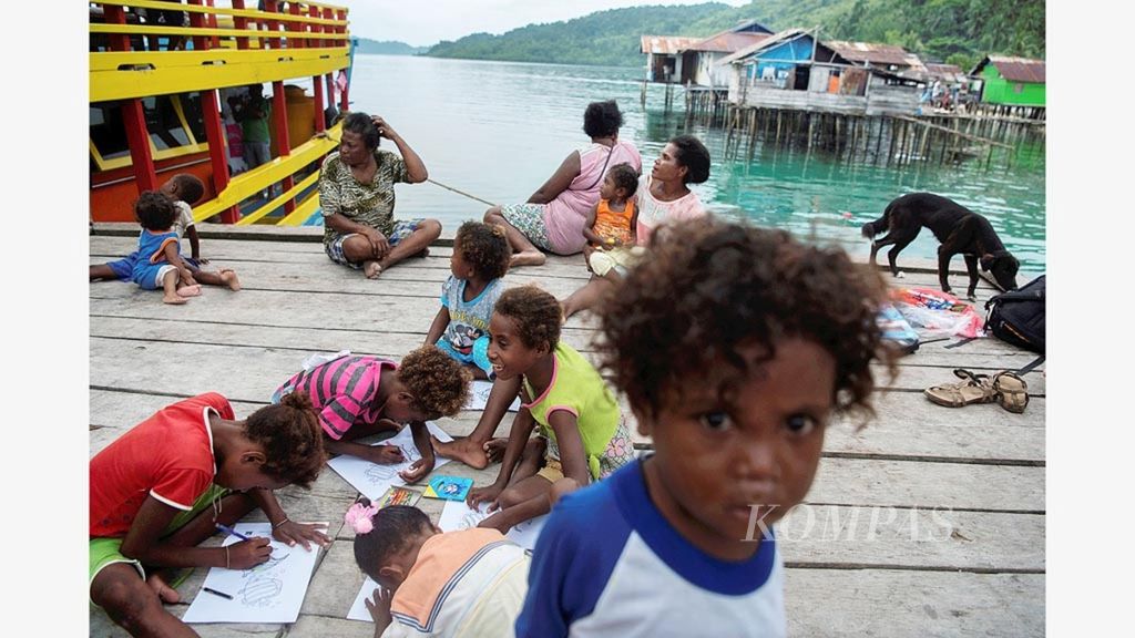 Anak-anak mengikuti kegiatan belajar di luar ruang yang diselenggarakan oleh WWF Indonesia saat kapal Gurano Bintang berlabuh di Kampung Yomakan, Distrik Rumberpon, Kabupaten Teluk Wondama, Papua Barat, Kamis (10/8/2017). 